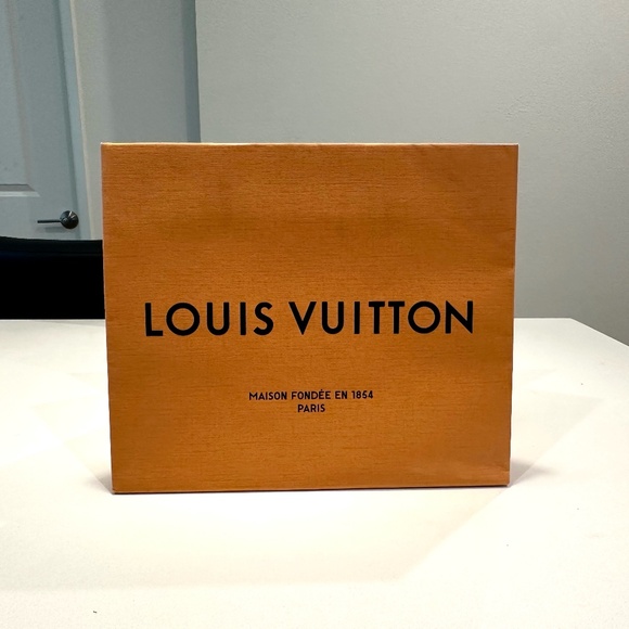 Authentic Louis Vuitton shopping bag - Picture 1 of 4